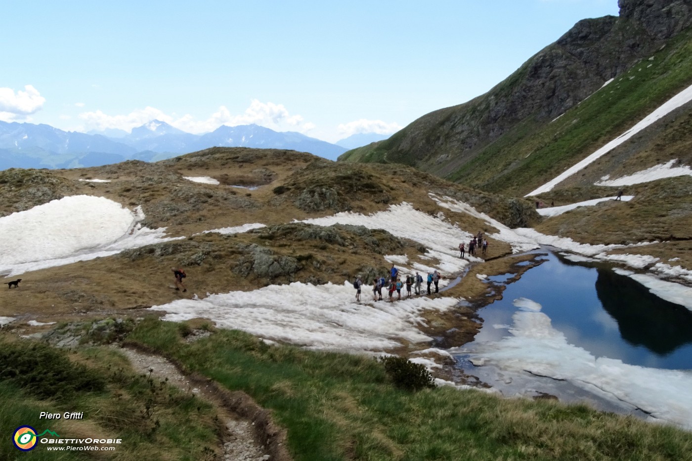 43 Numerosi escursionisti oggi ai Laghetti di Ponteranica.JPG